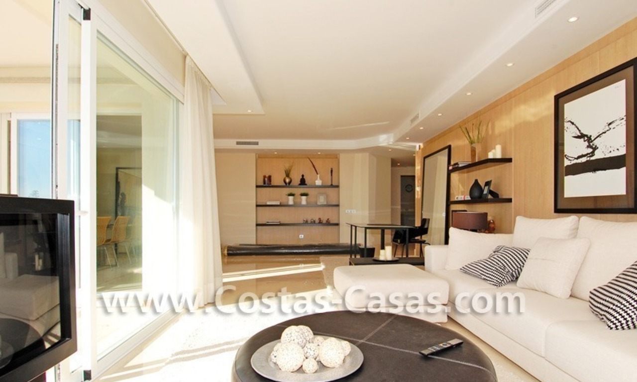 Luxe appartement te koop direct aan het strand in een eerstelijnstrand complex, New Golden Mile, Marbella -Estepona 10