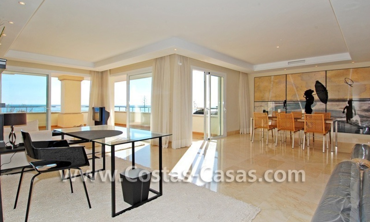 Luxe appartement te koop direct aan het strand in een eerstelijnstrand complex, New Golden Mile, Marbella -Estepona 9