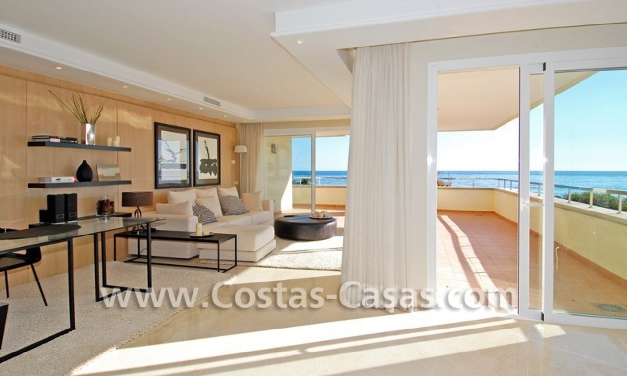 Luxe appartement te koop direct aan het strand in een eerstelijnstrand complex, New Golden Mile, Marbella -Estepona 7