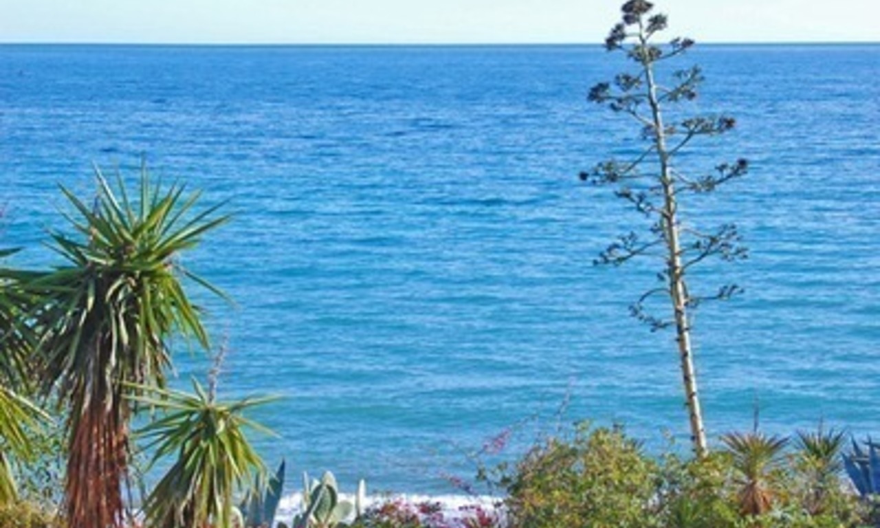 Luxe appartement te koop direct aan het strand in een eerstelijnstrand complex, New Golden Mile, Marbella -Estepona 25
