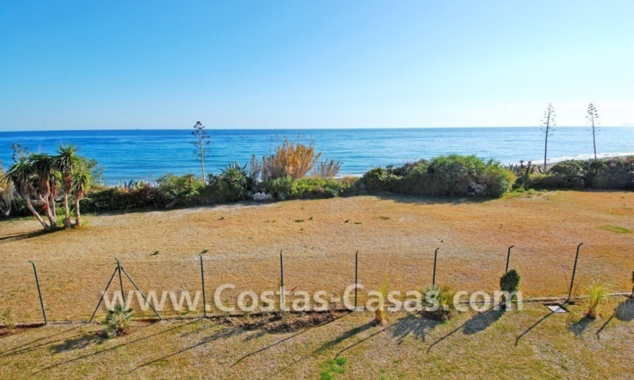Luxe appartement te koop direct aan het strand in een eerstelijnstrand complex, New Golden Mile, Marbella -Estepona 4