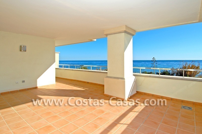 Luxe appartement te koop direct aan het strand in een eerstelijnstrand complex, New Golden Mile, Marbella -Estepona