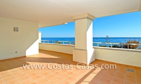 Luxe appartement te koop direct aan het strand in een eerstelijnstrand complex, New Golden Mile, Marbella -Estepona 