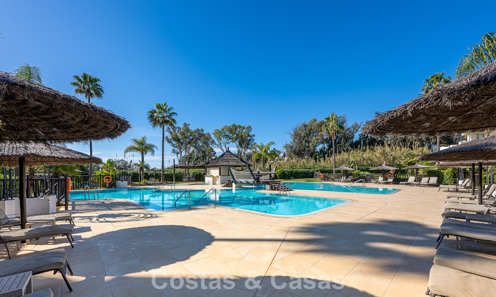 Luxe penthouses en appartementen te koop, eerstelijnsstrand complex, New Golden Mile, Marbella - Estepona 795141