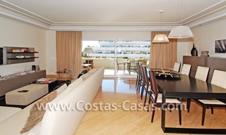 Ruim luxe beachside appartement te koop in Nueva Andalucia vlakbij het strand en Puerto Banus in Marbella 2