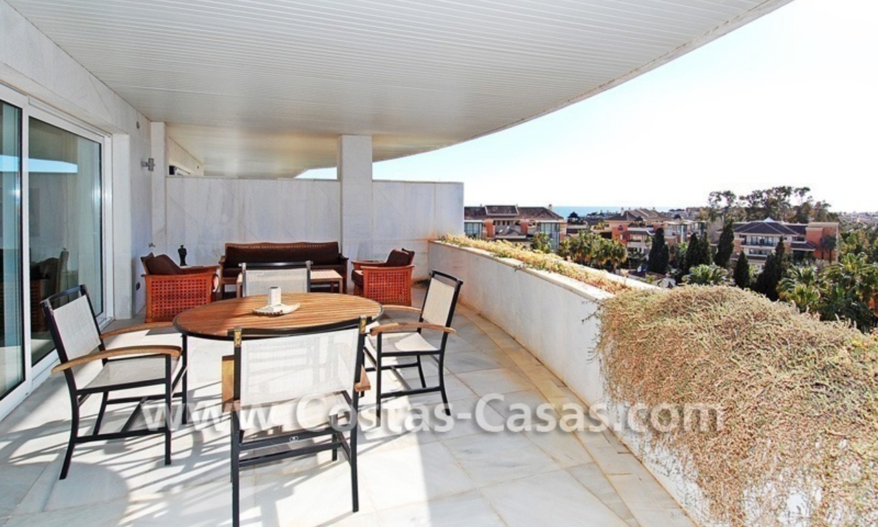 Ruim luxe beachside appartement te koop in Nueva Andalucia vlakbij het strand en Puerto Banus in Marbella 1