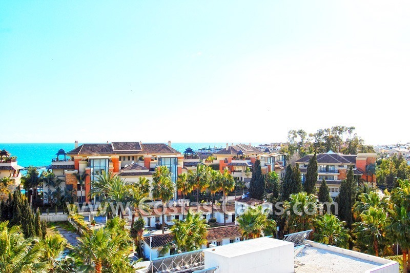 Ruim luxe beachside appartement te koop in Nueva Andalucia vlakbij het strand en Puerto Banus in Marbella