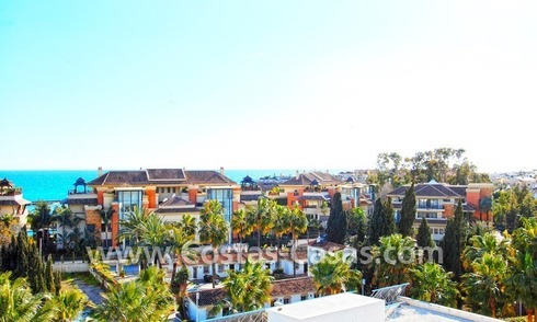 Ruim luxe beachside appartement te koop in Nueva Andalucia vlakbij het strand en Puerto Banus in Marbella 