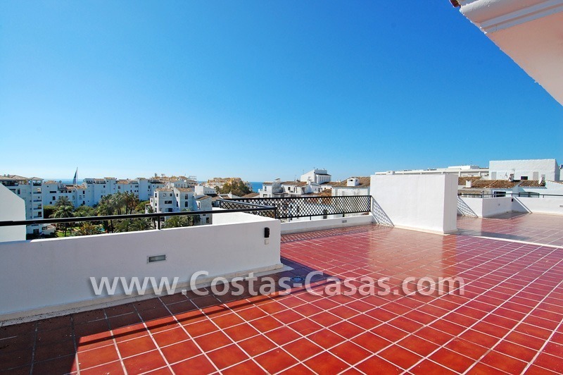 Uniek dubbel penthouse appartement te koop in centraal Puerto Banus te Marbella