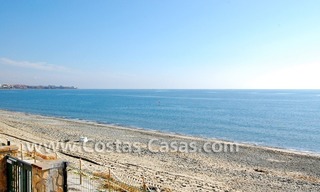 Vrijstaande villa te koop aan het strand binnen een eerstelijnstrand complex, Marbella - Estepona 5