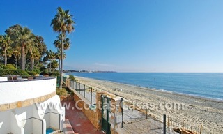 Vrijstaande villa te koop aan het strand binnen een eerstelijnstrand complex, Marbella - Estepona 4