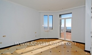 Vrijstaande villa te koop aan het strand binnen een eerstelijnstrand complex, Marbella - Estepona 17