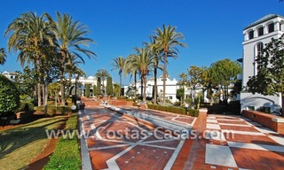 Vrijstaande villa te koop aan het strand binnen een eerstelijnstrand complex, Marbella - Estepona 25