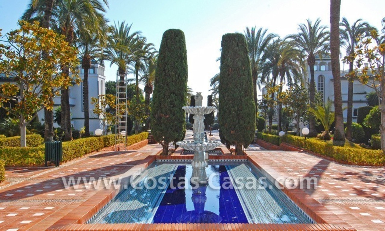 Vrijstaande villa te koop aan het strand binnen een eerstelijnstrand complex, Marbella - Estepona 27