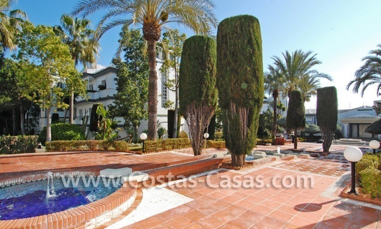 Vrijstaande villa te koop aan het strand binnen een eerstelijnstrand complex, Marbella - Estepona 29