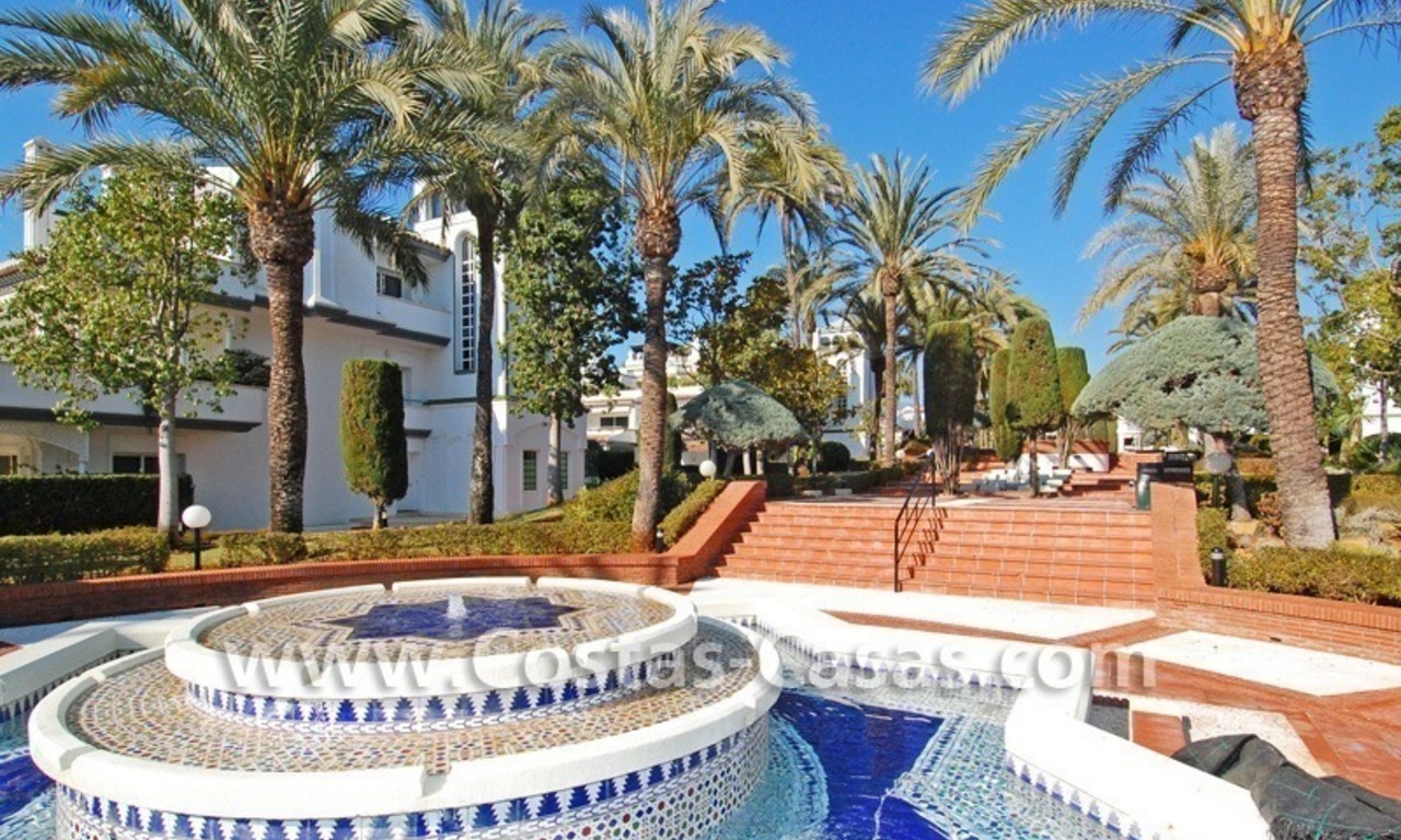 Vrijstaande villa te koop aan het strand binnen een eerstelijnstrand complex, Marbella - Estepona 30