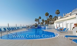 Vrijstaande villa te koop aan het strand binnen een eerstelijnstrand complex, Marbella - Estepona 8