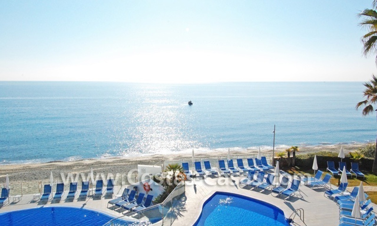 Vrijstaande villa te koop aan het strand binnen een eerstelijnstrand complex, Marbella - Estepona 2