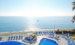 Vrijstaande villa te koop aan het strand binnen een eerstelijnstrand complex, Marbella - Estepona 2