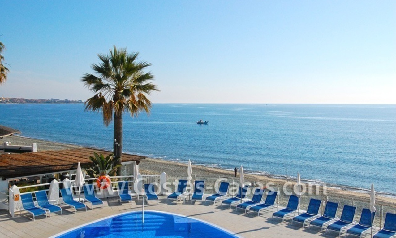 Vrijstaande villa te koop aan het strand binnen een eerstelijnstrand complex, Marbella - Estepona 1