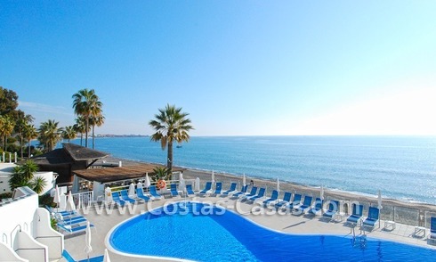 Vrijstaande villa te koop aan het strand binnen een eerstelijnstrand complex, Marbella - Estepona 