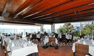 Vrijstaande villa te koop aan het strand binnen een eerstelijnstrand complex, Marbella - Estepona 24