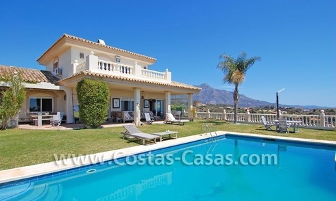Golf villa te koop in een up-market gebied van Nueva Andalucia te Marbella 