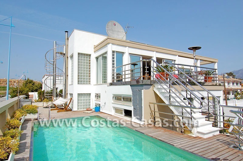 Koopje! Moderne villa te koop dichtbij het strand in Marbella