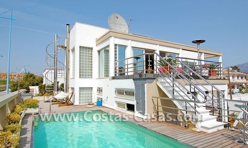 Koopje! Moderne villa te koop dichtbij het strand in Marbella 