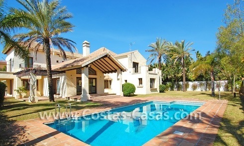 Luxe villa te koop vlakbij het strand in Puerto Banus te Marbella 