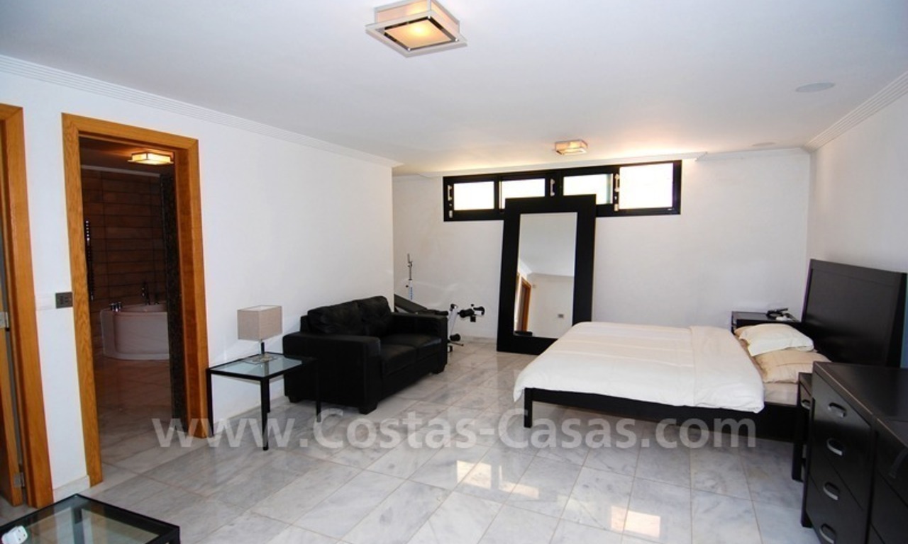 Moderne villa te huur voor vakanties direct aan de duinen gelegen in Marbella 30