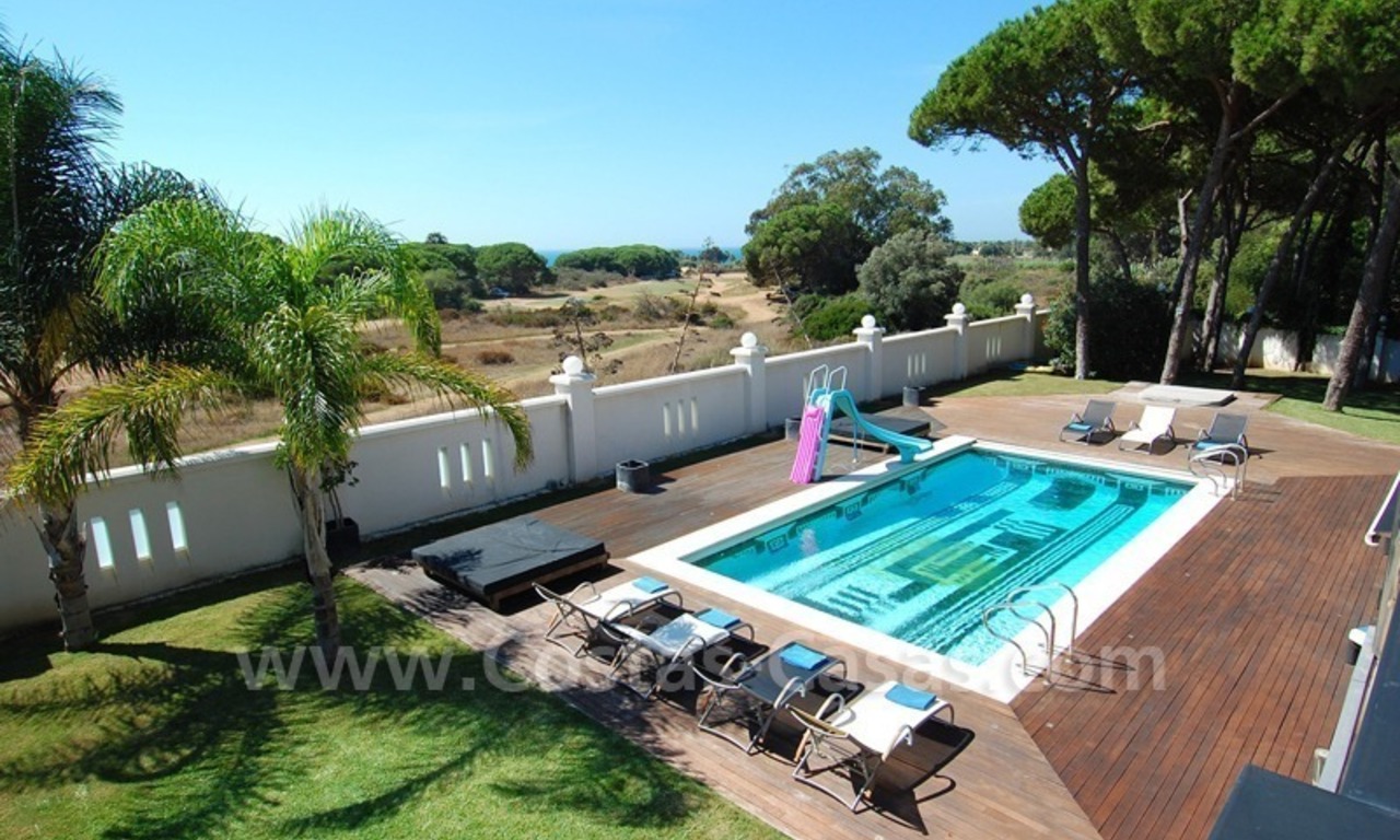 Moderne villa te huur voor vakanties direct aan de duinen gelegen in Marbella 10