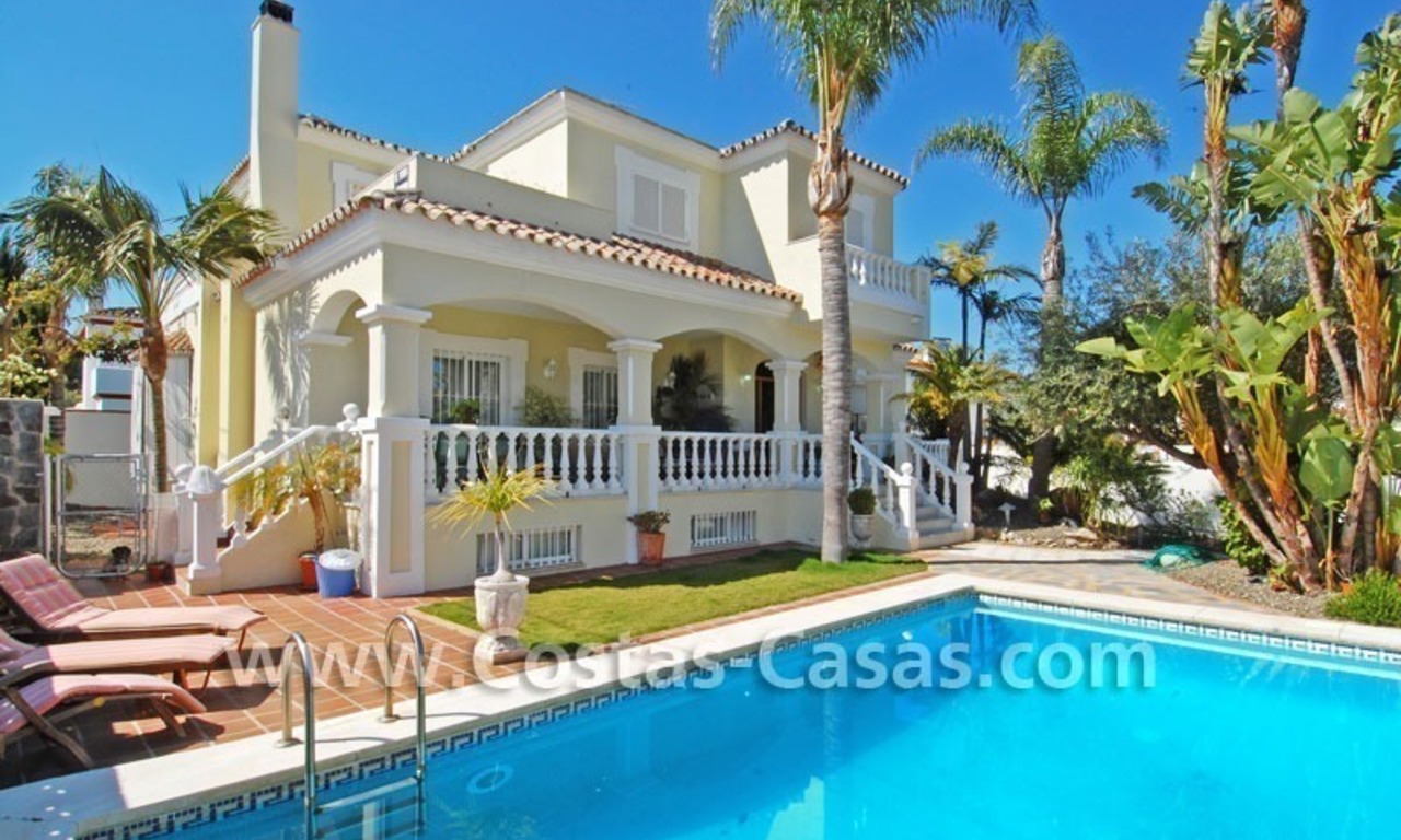 Villa te koop in Marbella vlakbij het strand in een moderne-Andalusische stijl 0