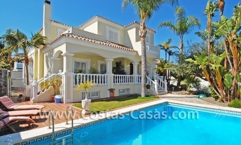 Villa te koop in Marbella vlakbij het strand in een moderne-Andalusische stijl 