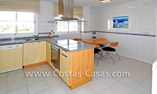 Vierslaapkamer penthouse appartement te koop in een eerstelijnstrand complex in Marbella 11