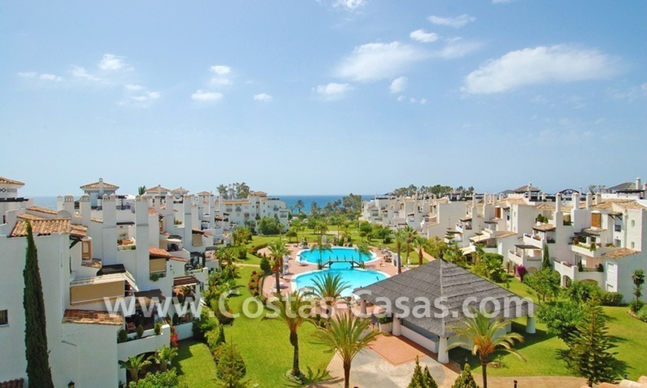 Vierslaapkamer penthouse appartement te koop in een eerstelijnstrand complex in Marbella 0