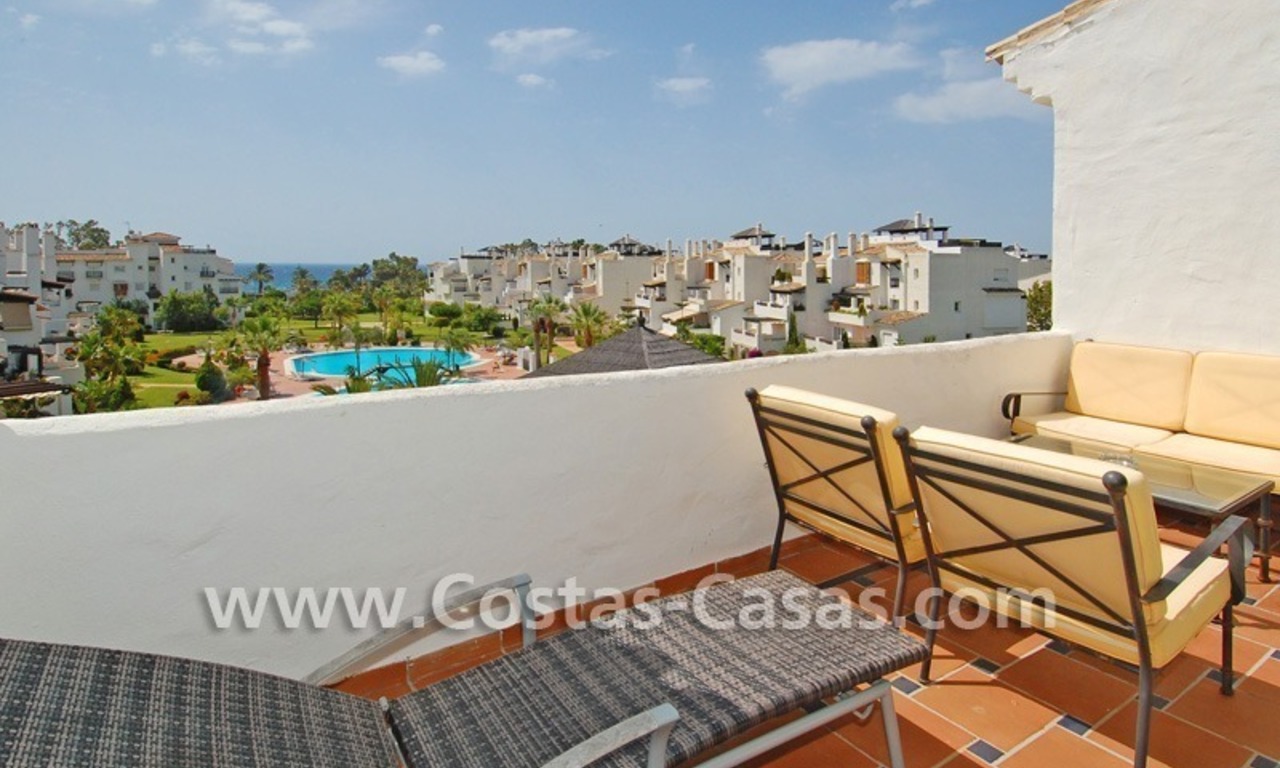 Vierslaapkamer penthouse appartement te koop in een eerstelijnstrand complex in Marbella 1