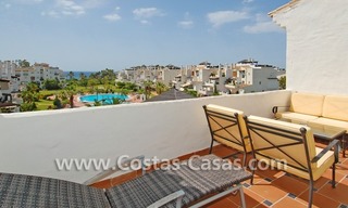 Vierslaapkamer penthouse appartement te koop in een eerstelijnstrand complex in Marbella 1