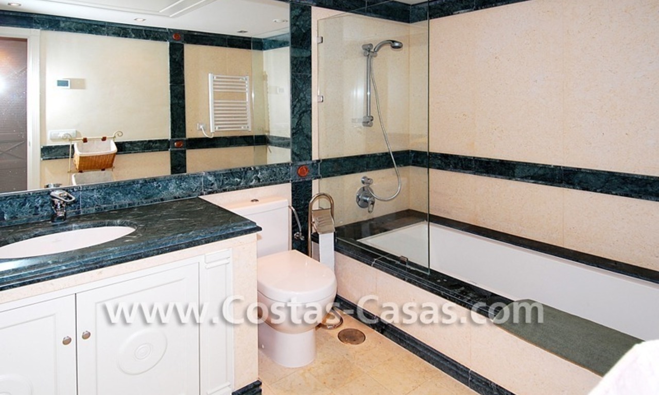 Luxe appartement te koop in een eerstelijnstrand complex, New Golden Mile, Marbella - Estepona 9