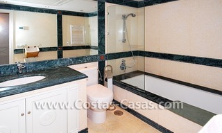 Luxe appartement te koop in een eerstelijnstrand complex, New Golden Mile, Marbella - Estepona 9