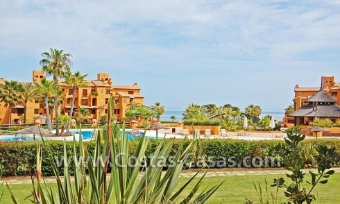 Luxe appartement te koop in een eerstelijnstrand complex, New Golden Mile, Marbella - Estepona 