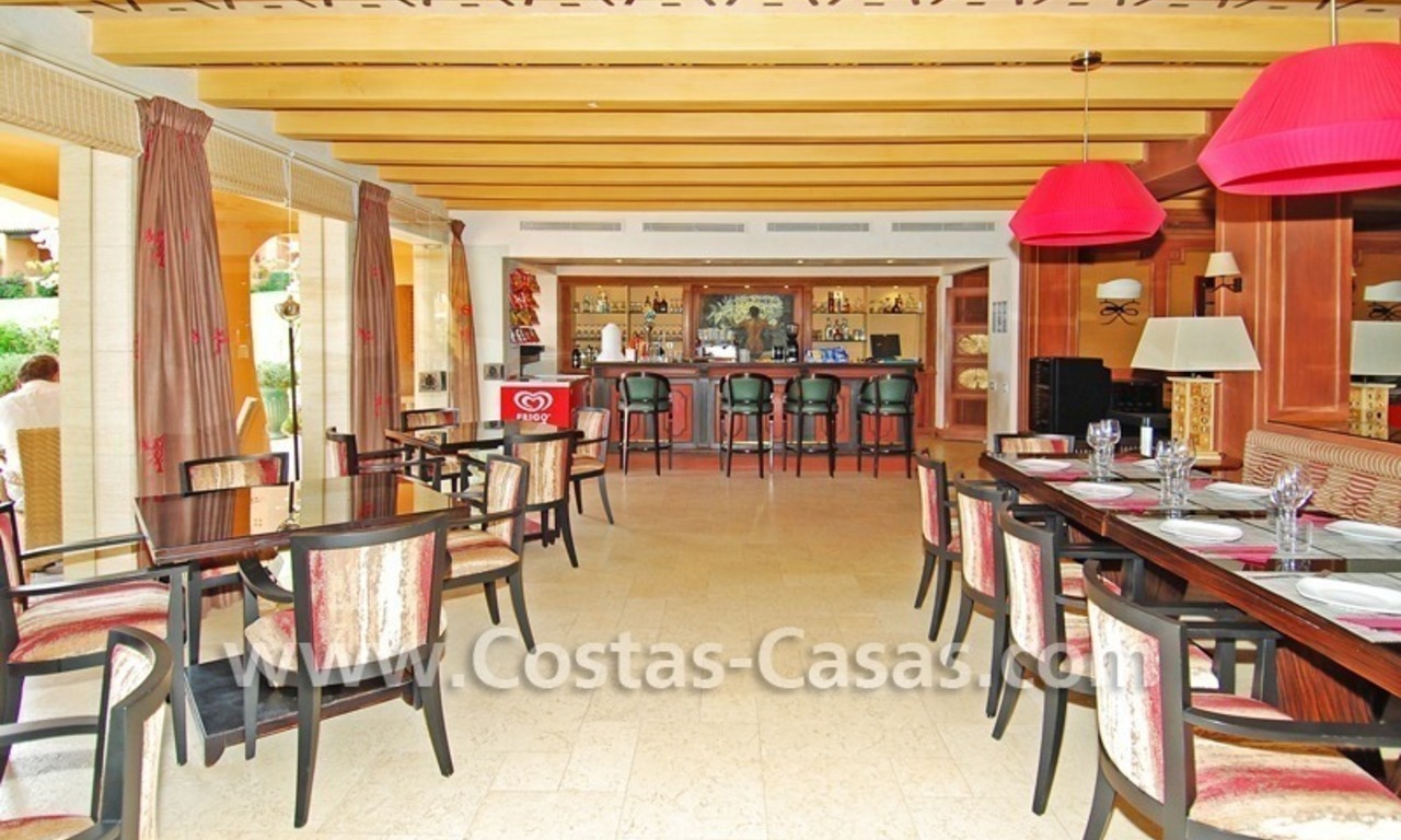 Luxe appartement te koop in een eerstelijnstrand complex, New Golden Mile, Marbella - Estepona 13