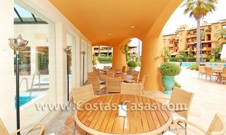 Luxe appartement te koop in een eerstelijnstrand complex, New Golden Mile, Marbella - Estepona 16