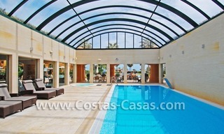 Luxe appartement te koop in een eerstelijnstrand complex, New Golden Mile, Marbella - Estepona 18