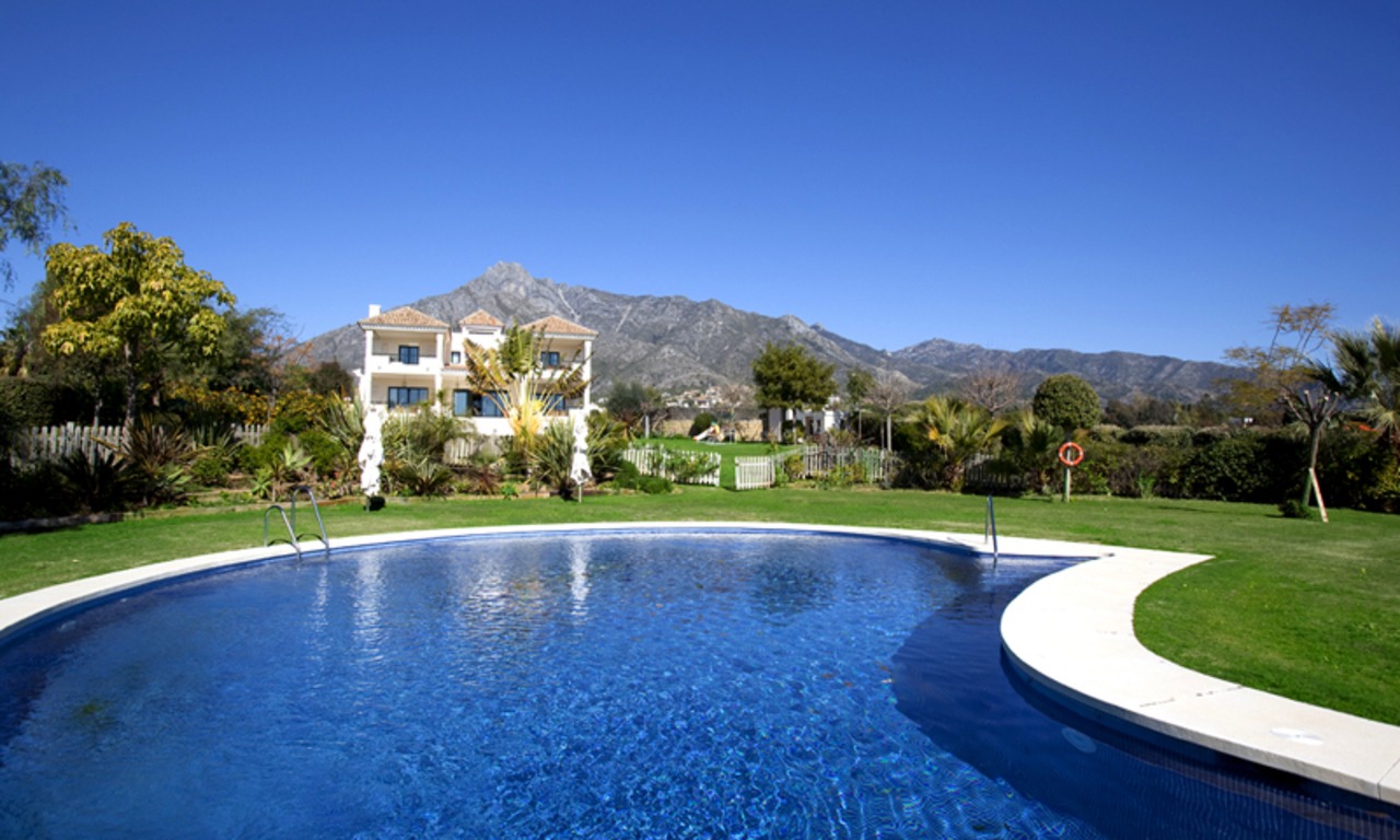 Exclusieve villa te koop in een moderne-Andalusische stijl op de Golden Mile in Marbella 1