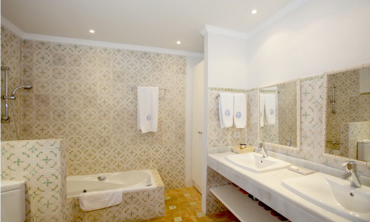 Exclusieve villa te koop in een moderne-Andalusische stijl op de Golden Mile in Marbella 28