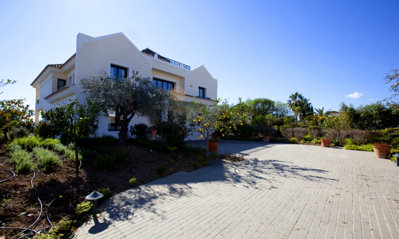 Exclusieve villa te koop in een moderne-Andalusische stijl op de Golden Mile in Marbella 30