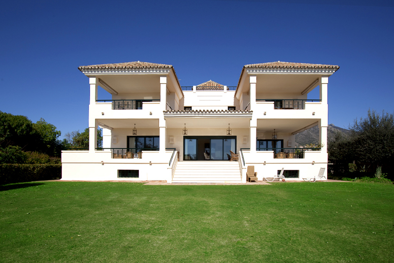Exclusieve villa te koop in een moderne-Andalusische stijl op de Golden Mile in Marbella