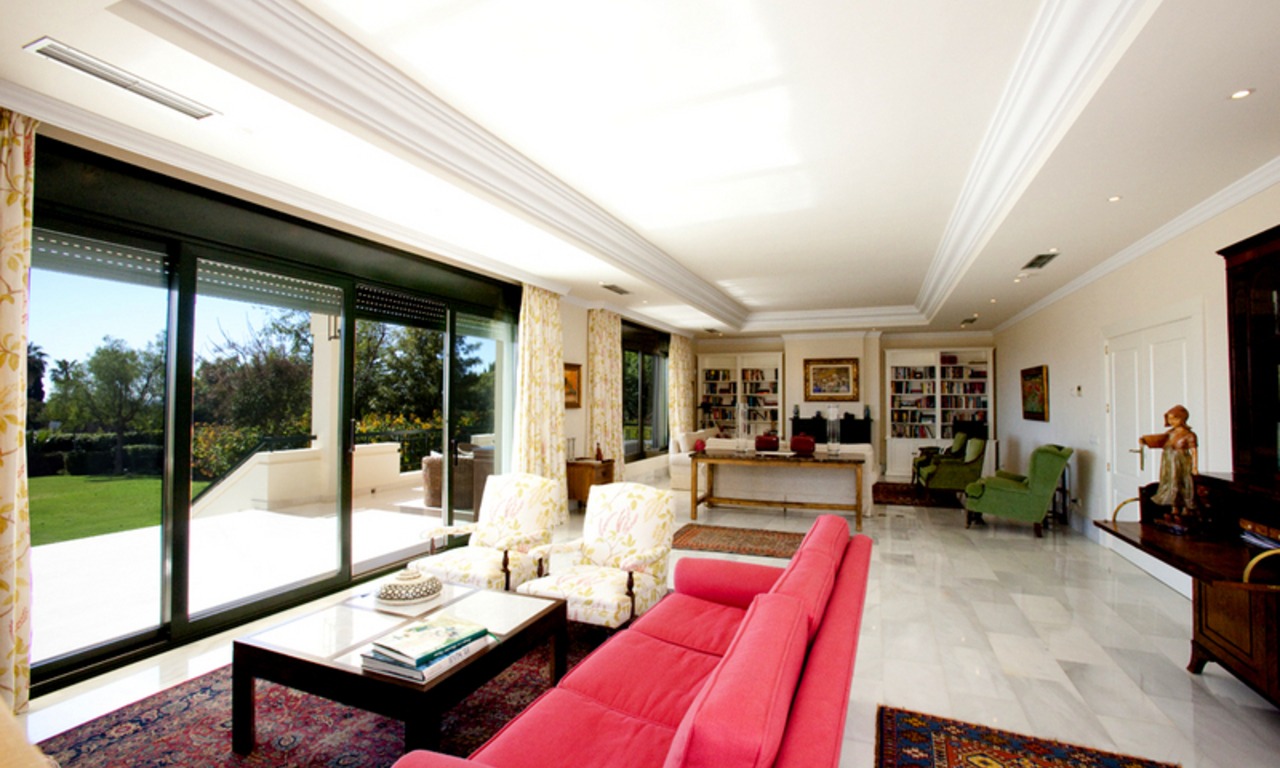 Exclusieve villa te koop in een moderne-Andalusische stijl op de Golden Mile in Marbella 13