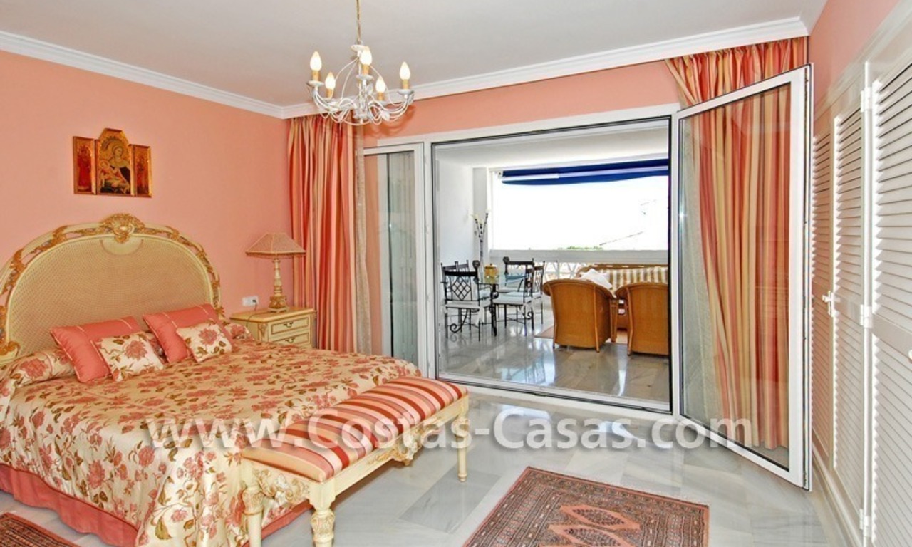 Luxe appartement te koop in een eerstelijnstrand luxe complex in Puerto Banus te Marbella 7